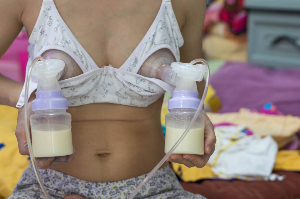 У родившей жены брызгает молоко из больших сисек